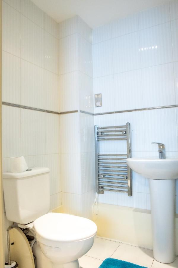 Newly Furnished Near Train Station Apartment *