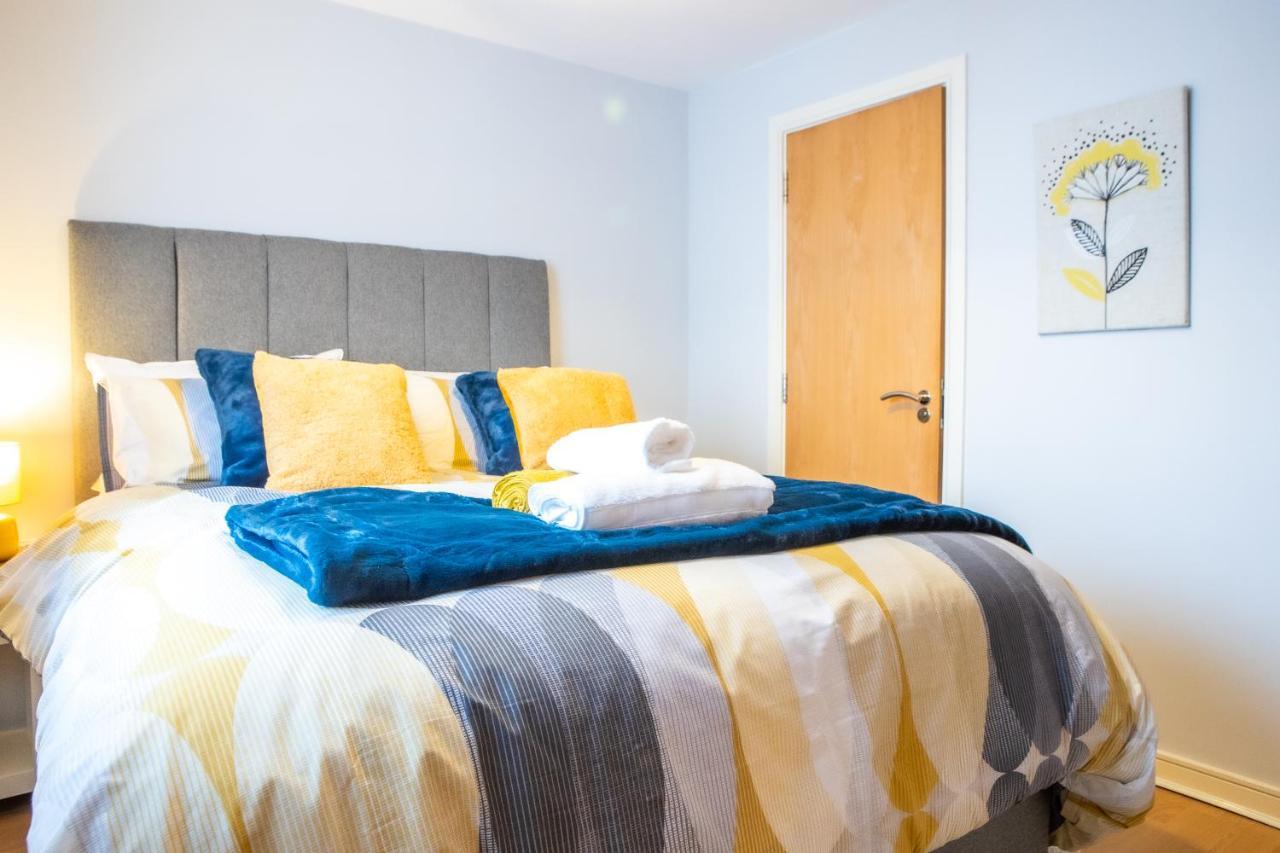Newly Furnished Near Train Station Apartment *