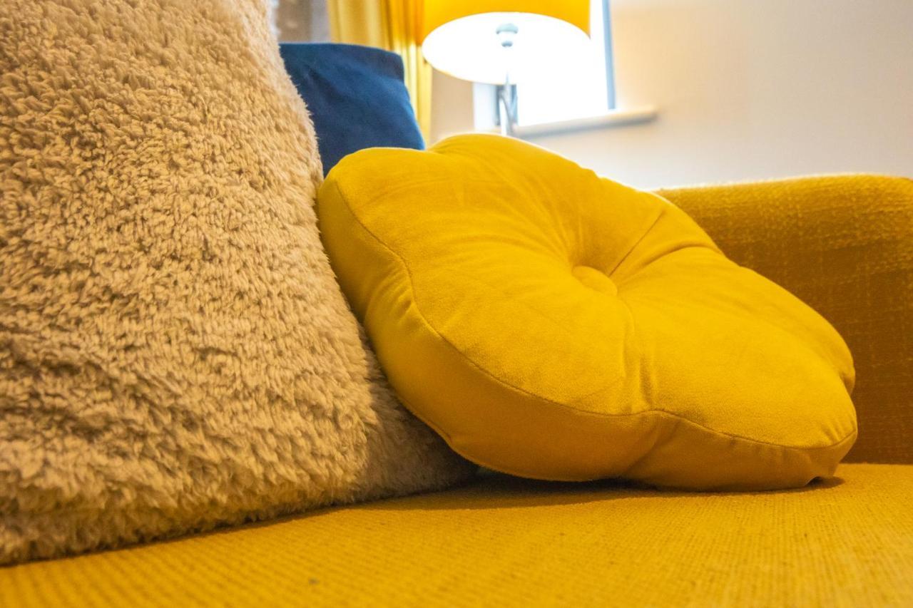 Newly Furnished Near Train Station Apartment
