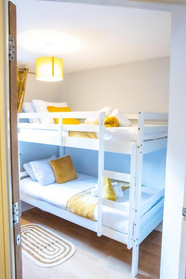 Newly Furnished Near Train Station Apartment *